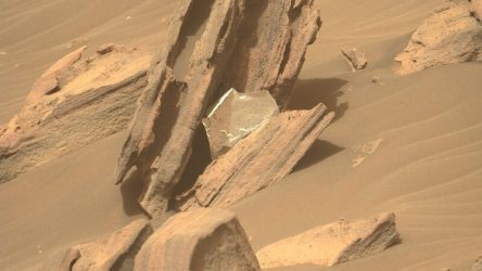 Le rover Perseverance de la NASA espionne un morceau surprenant de couverture thermique déchirée sur Mars: examen de la photographie numérique